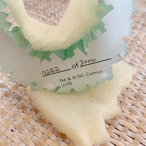 DC Direct Supergirl Mini Statue by Michael Turner - Picture 14 of 14